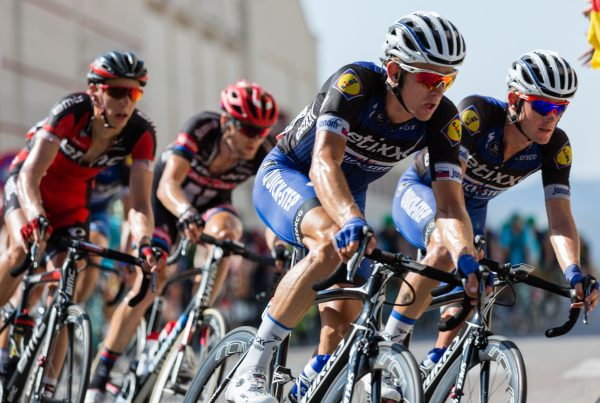 Cycliste sur les routes du Puy-de-Dôme accompagné par les ostéopathes Ostéovale