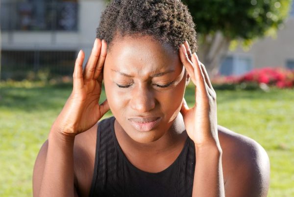 Femme souffrant de migraine ophtalmique se massant les tempes
