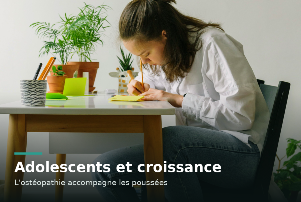 Adolescente penchée sur son bureau en train d'écrire, posture voûtée pendant les devoirs