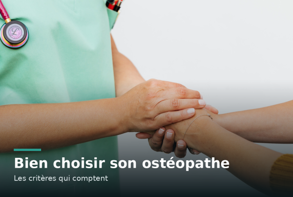 Praticienne tenant les mains d'une patiente lors d'un échange en consultation