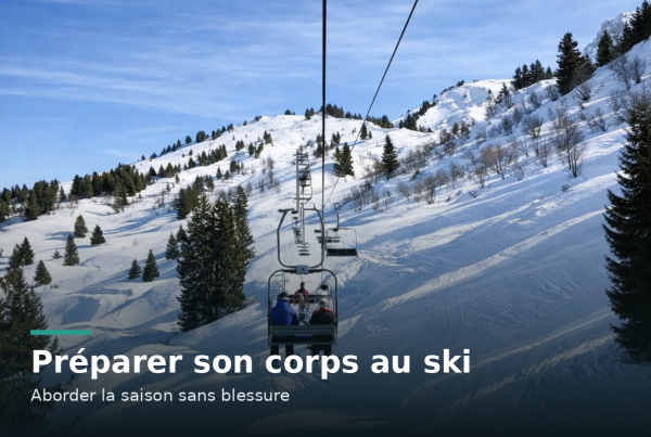 Skieurs sur un télésiège montant vers les pistes enneigées sous un ciel bleu