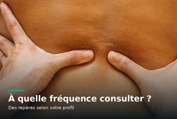Mains d’un praticien travaillant la région lombaire d’un patient allongé sur une table de consultation